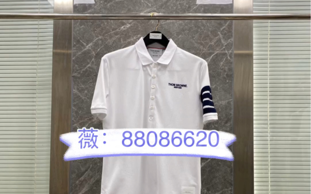 說一下高仿TB湯姆布朗2022 春夏/SS 限定LOGO版經(jīng)典系列定制絲光珠地面料,洗水定型,THOM立體logo字母進口植絨工藝經(jīng)典四道杠織帶裝飾袖標
